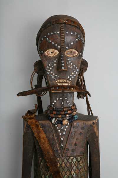 Ngata(wangata,Ntomba), d`afrique : RÃ©p.dÃ©moncratique du Congo., statuette Ngata(wangata,Ntomba), masque ancien africain Ngata(wangata,Ntomba), art du RÃ©p.dÃ©moncratique du Congo. - Art Africain, collection privÃ©es Belgique. Statue africaine de la tribu des Ngata(wangata,Ntomba), provenant du RÃ©p.dÃ©moncratique du Congo., 966.Sarcophage ou cercueil anthropomorphe  fÃ©minin h.177cm., efomba appelÃ© aussi bonganga.Ils sont recouvert de motifs gÃ©omÃ©triques peints en polychrome.Ils ont une tÃªte impressionante.Ces sacophages Ã©taient commaditÃ©s  par les dignitaires importants. Devant contenir les ossements exhumÃ©s de dÃ©funt IÃ§i une personnalitÃ© trÃ¨s importante,RÃ©gion de l